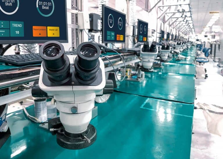 Shopfloor Management bezieht sich auf die tägliche Führung und Optimierung von Produktionsprozessen direkt am Ort der Wertschöpfung, also auf der Produktionsebene. Durch direkte Kommunikation, visuelles Management und kontinuierliche Verbesserung werden Probleme identifiziert und gelöst, um die Effizienz zu steigern und die Produktqualität zu sichern.